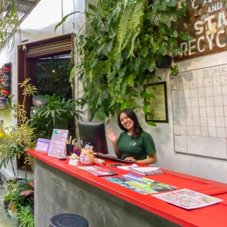 Hostel Snooze Malang Exterior foto
