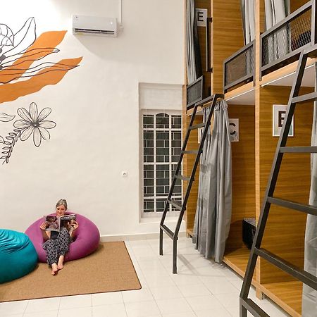 Hostel Snooze Malang Exterior foto