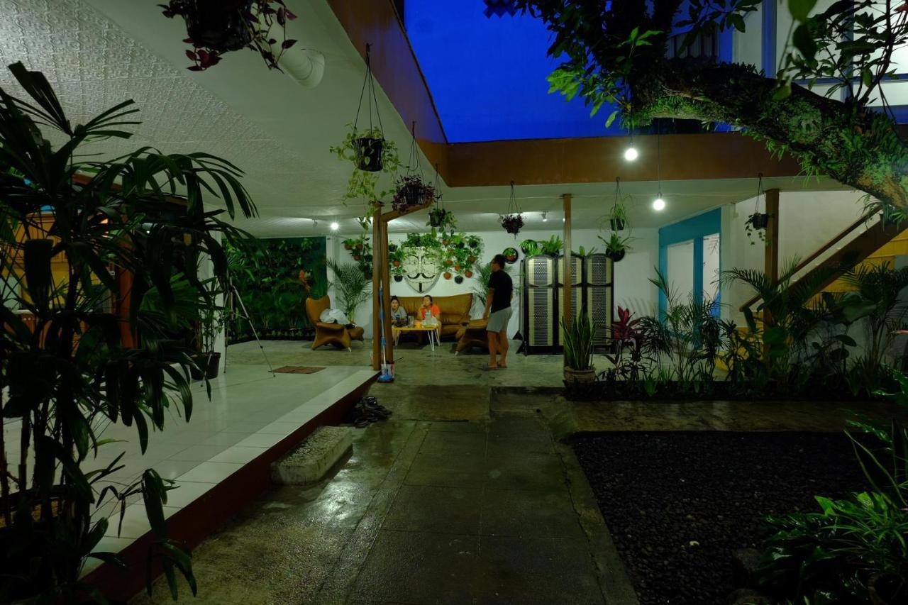 Hostel Snooze Malang Exterior foto