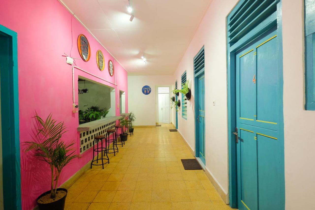 Hostel Snooze Malang Exterior foto