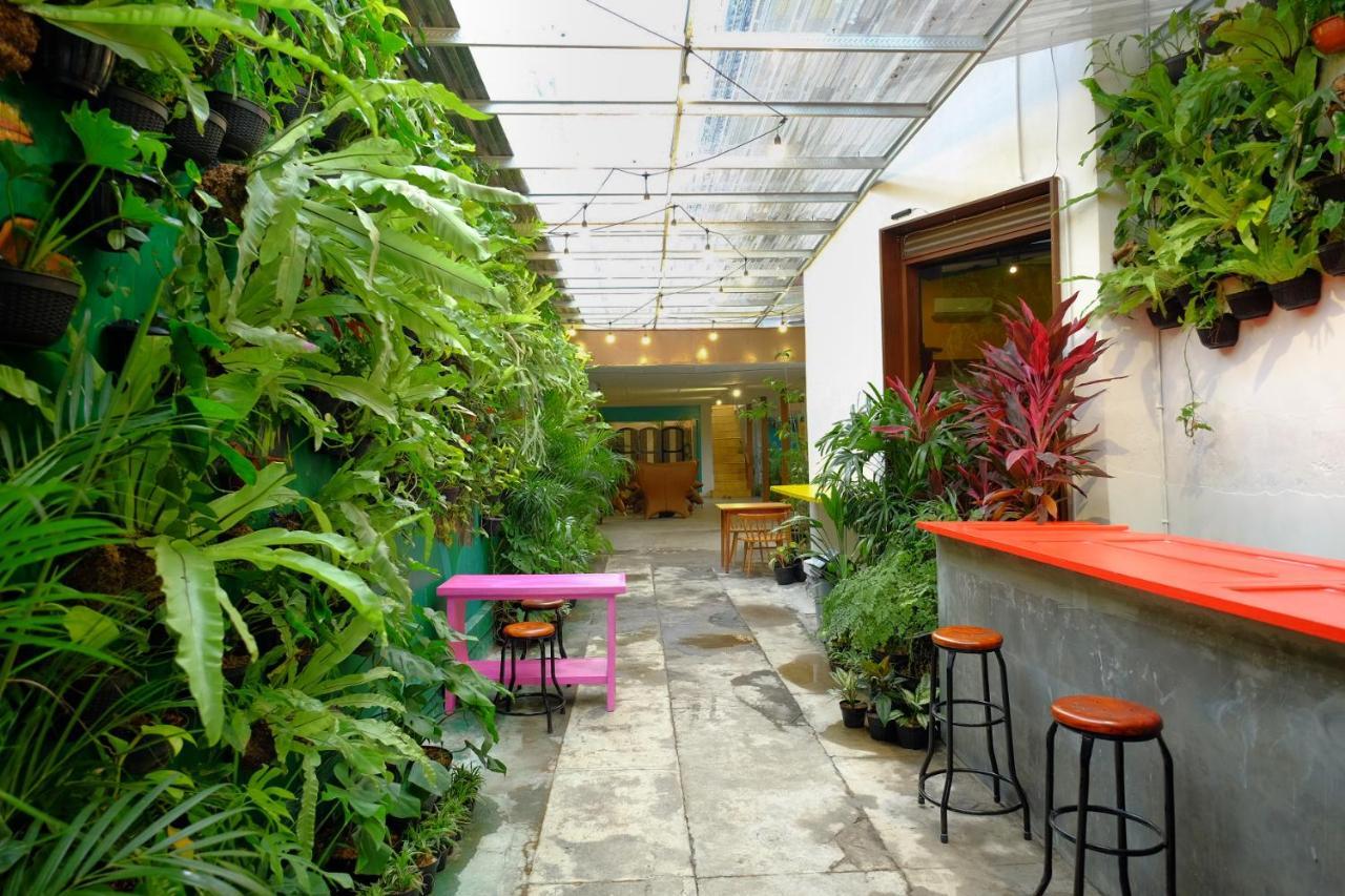 Hostel Snooze Malang Exterior foto