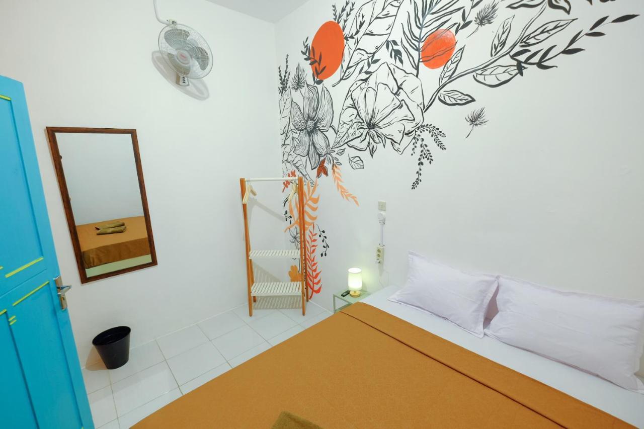 Hostel Snooze Malang Exterior foto