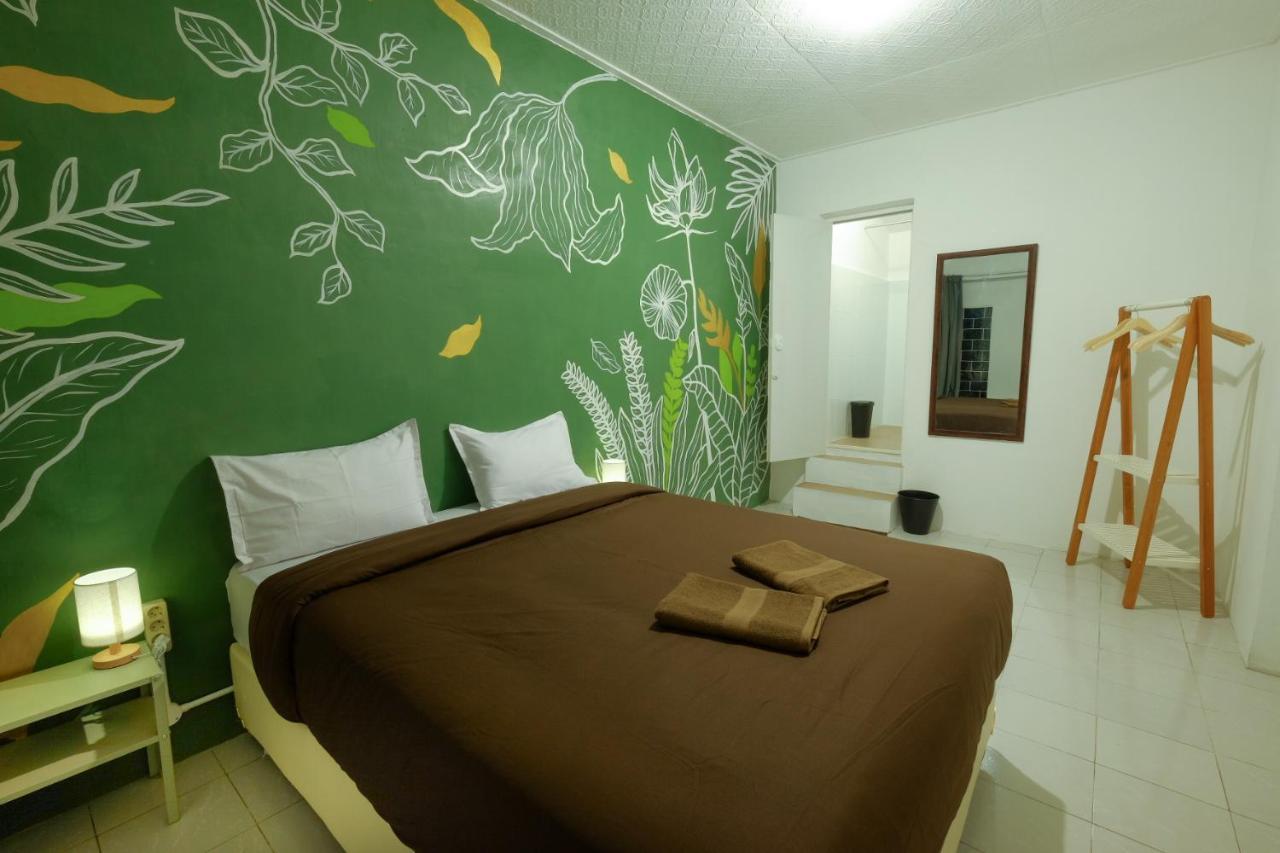 Hostel Snooze Malang Exterior foto