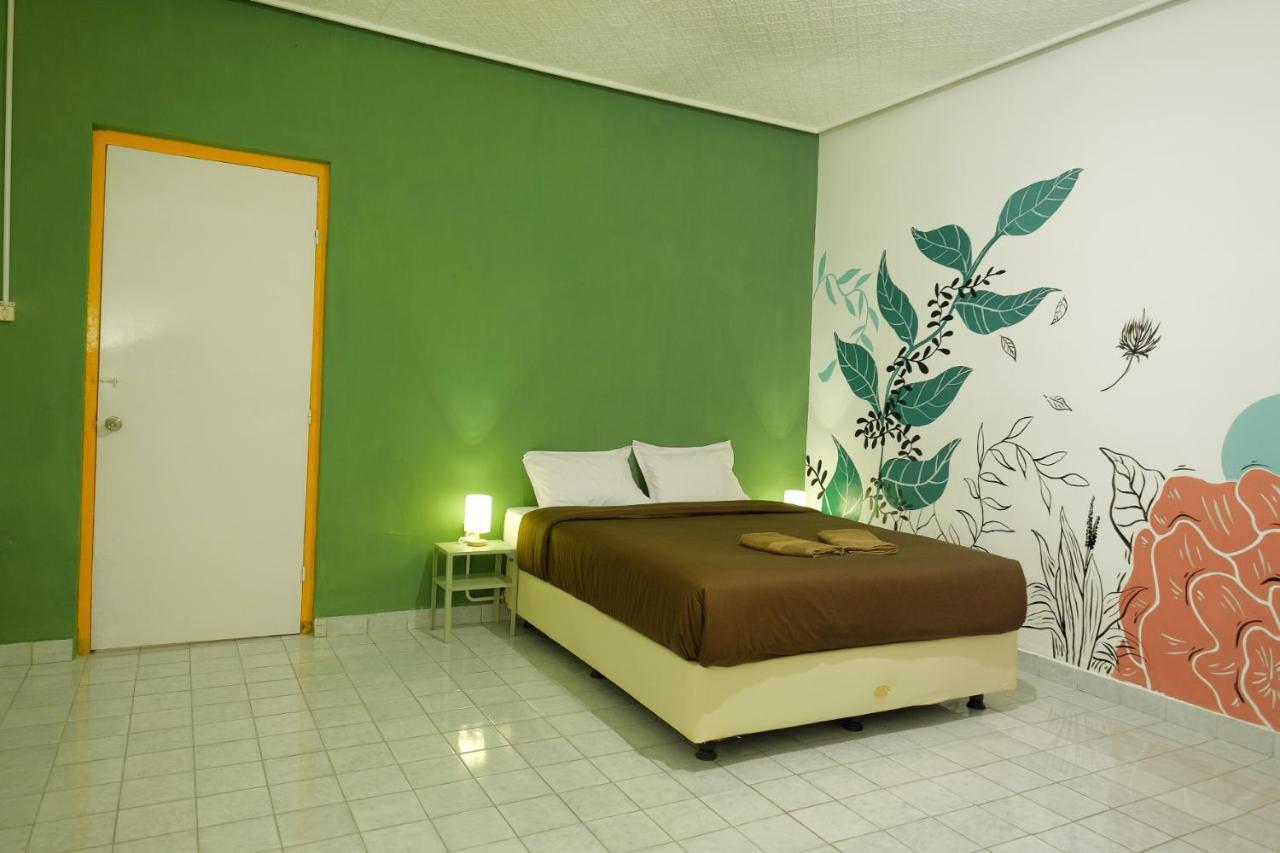 Hostel Snooze Malang Exterior foto
