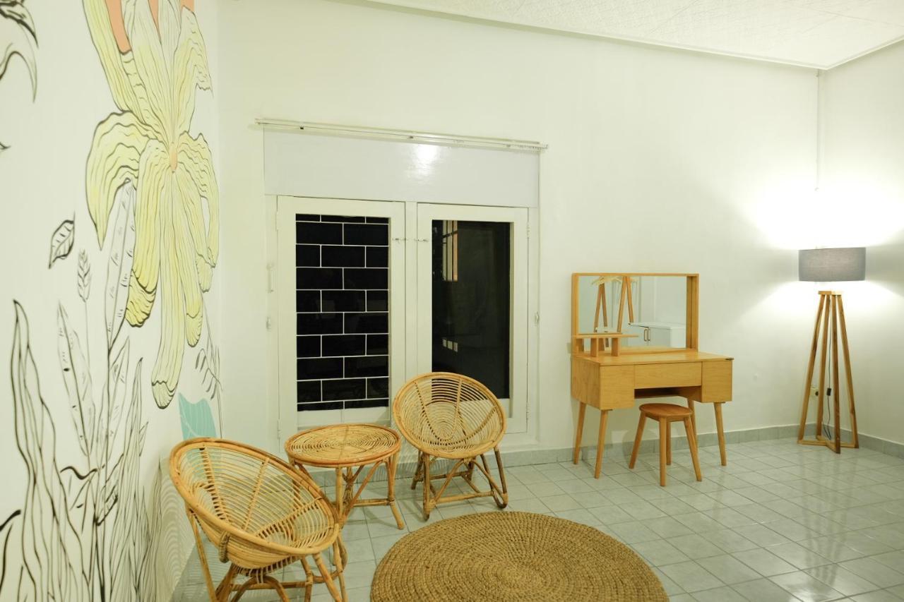 Hostel Snooze Malang Exterior foto