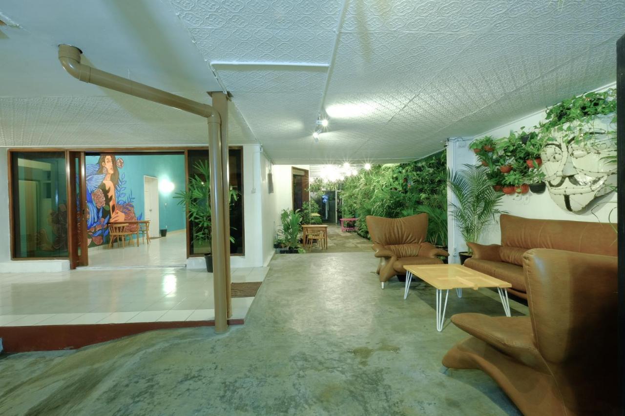 Hostel Snooze Malang Exterior foto