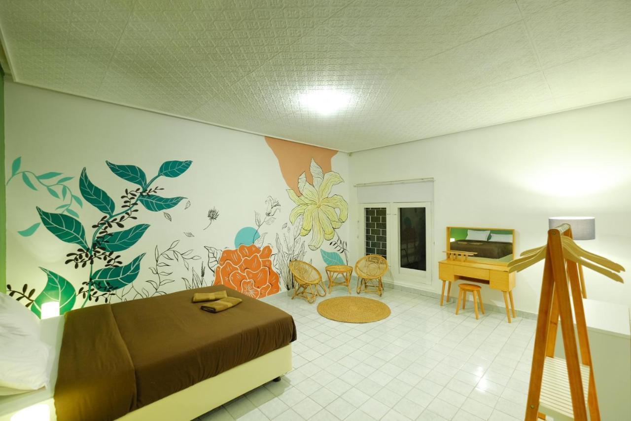 Hostel Snooze Malang Exterior foto