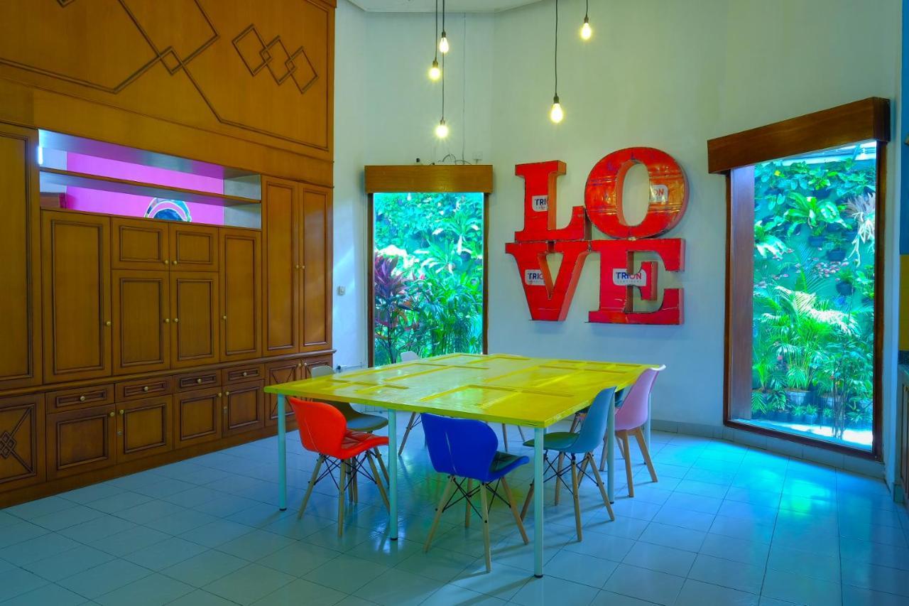 Hostel Snooze Malang Exterior foto