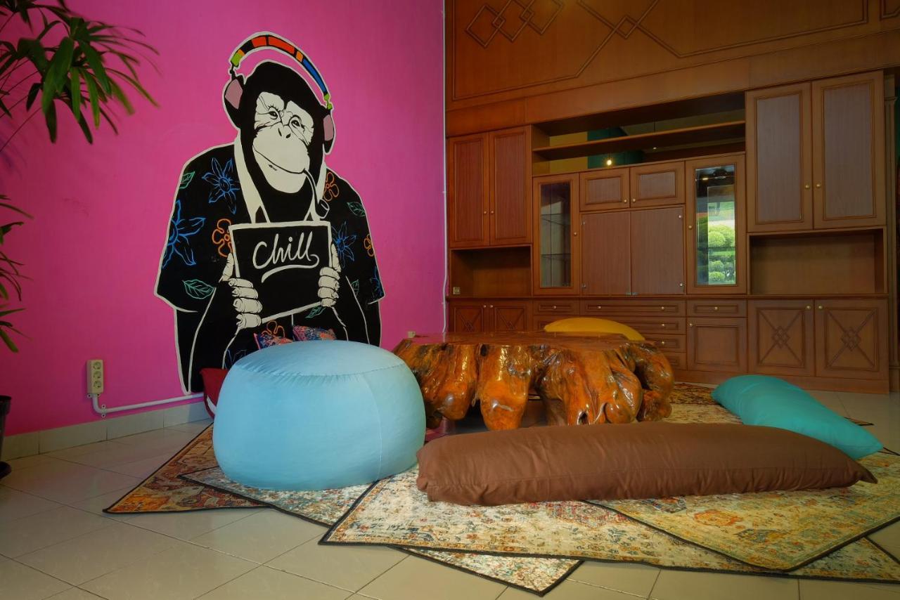 Hostel Snooze Malang Exterior foto