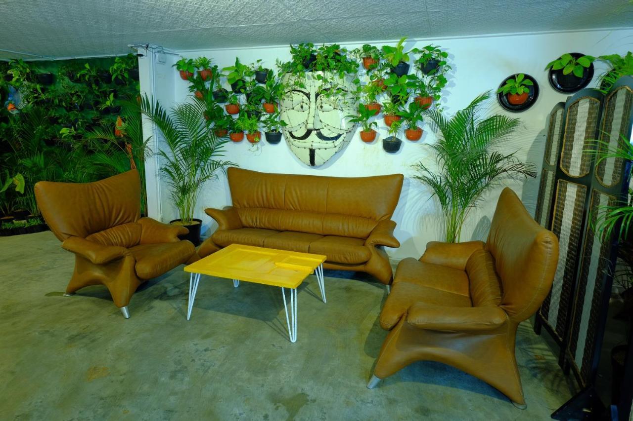 Hostel Snooze Malang Exterior foto