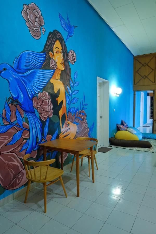 Hostel Snooze Malang Exterior foto