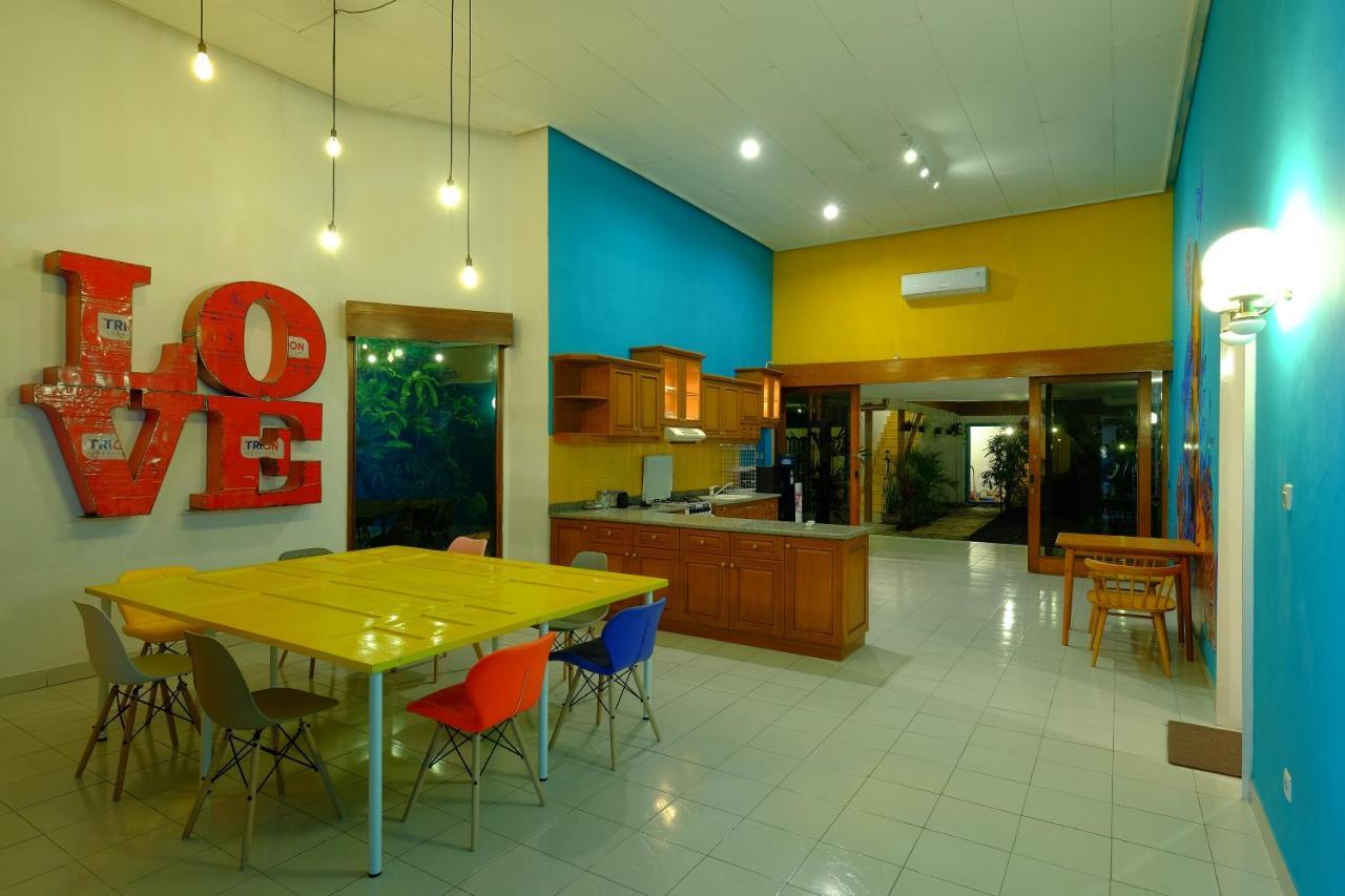 Hostel Snooze Malang Exterior foto