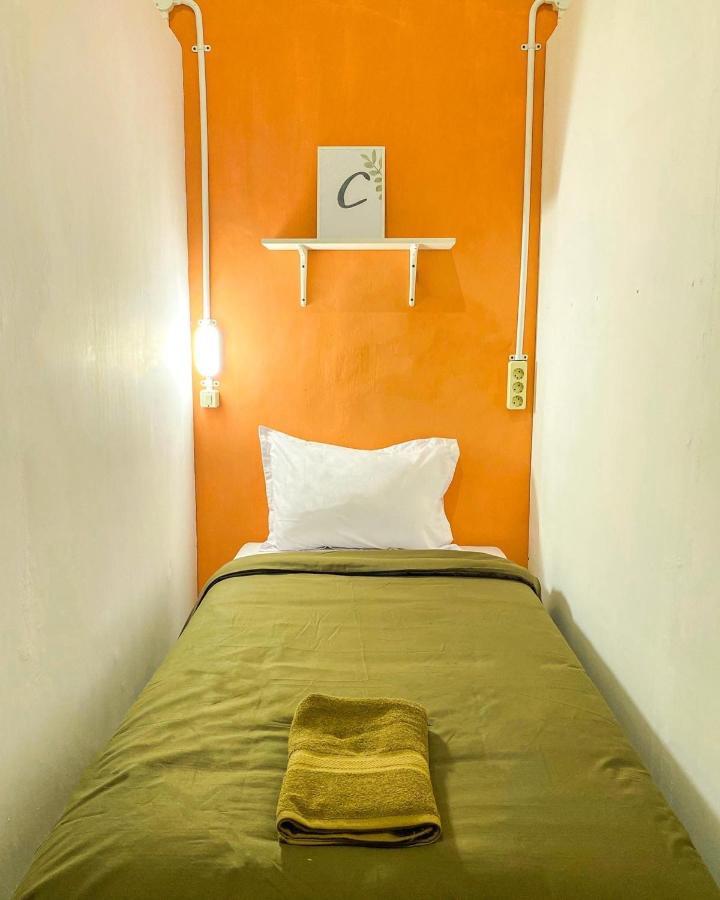 Hostel Snooze Malang Exterior foto
