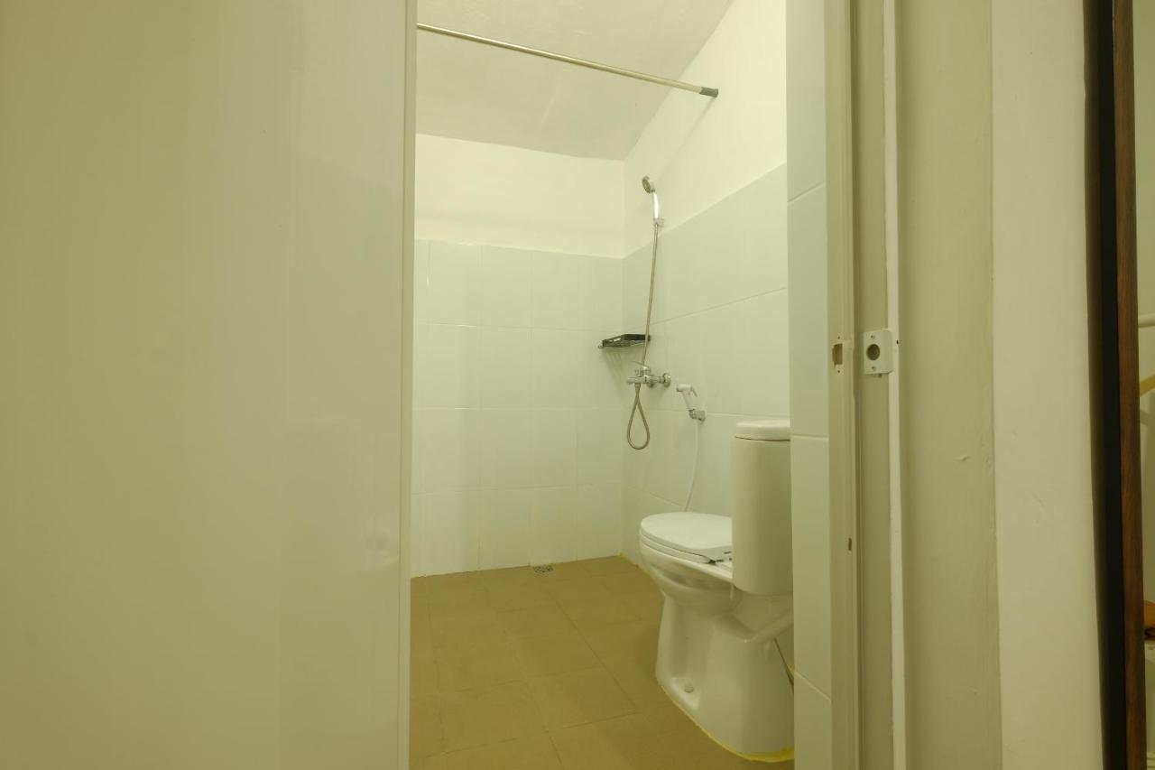 Hostel Snooze Malang Exterior foto