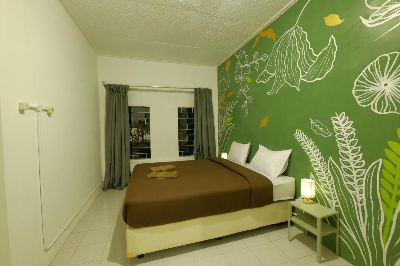 Hostel Snooze Malang Exterior foto