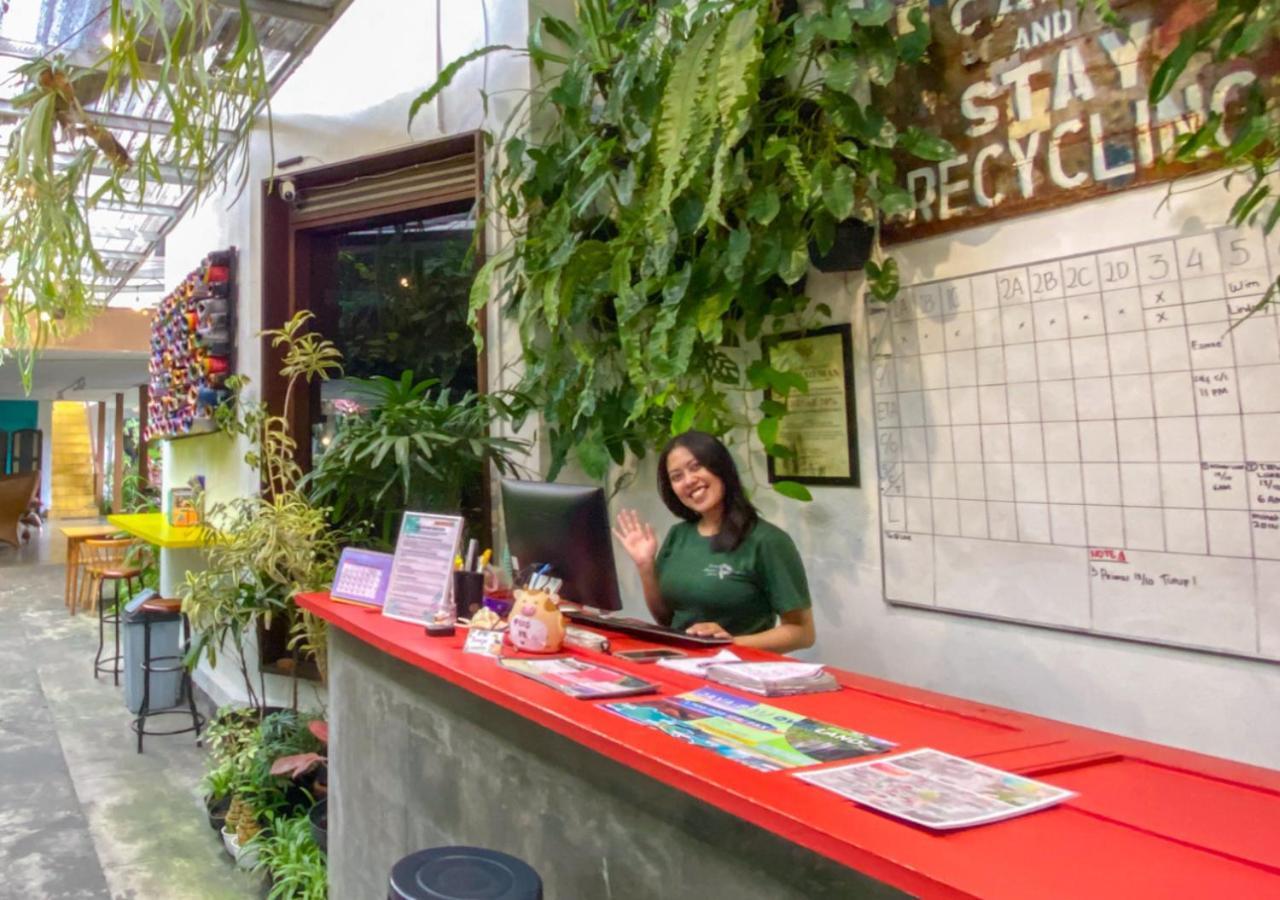 Hostel Snooze Malang Exterior foto
