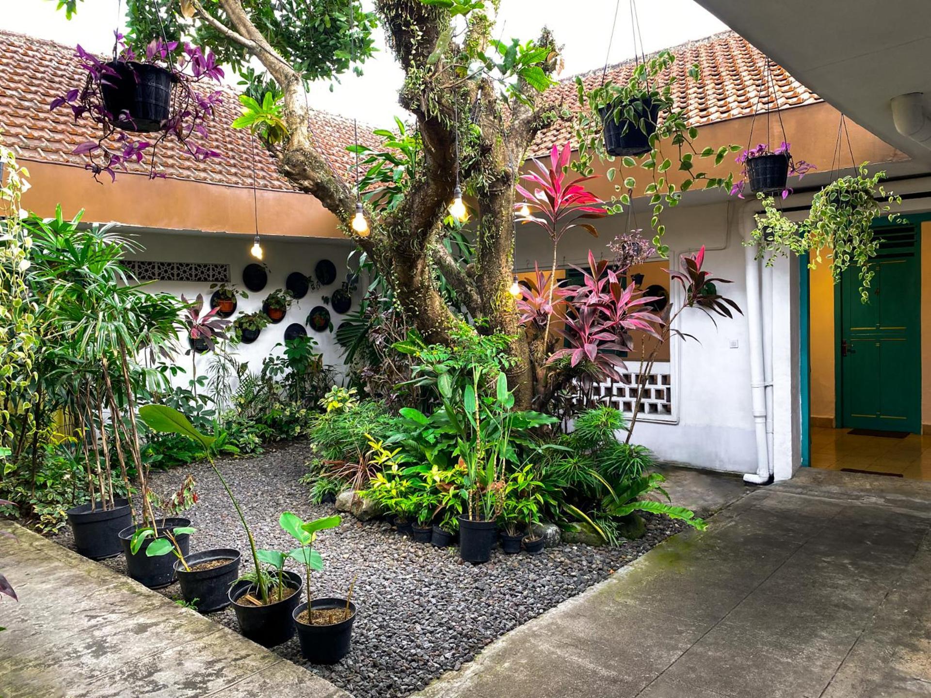 Hostel Snooze Malang Exterior foto