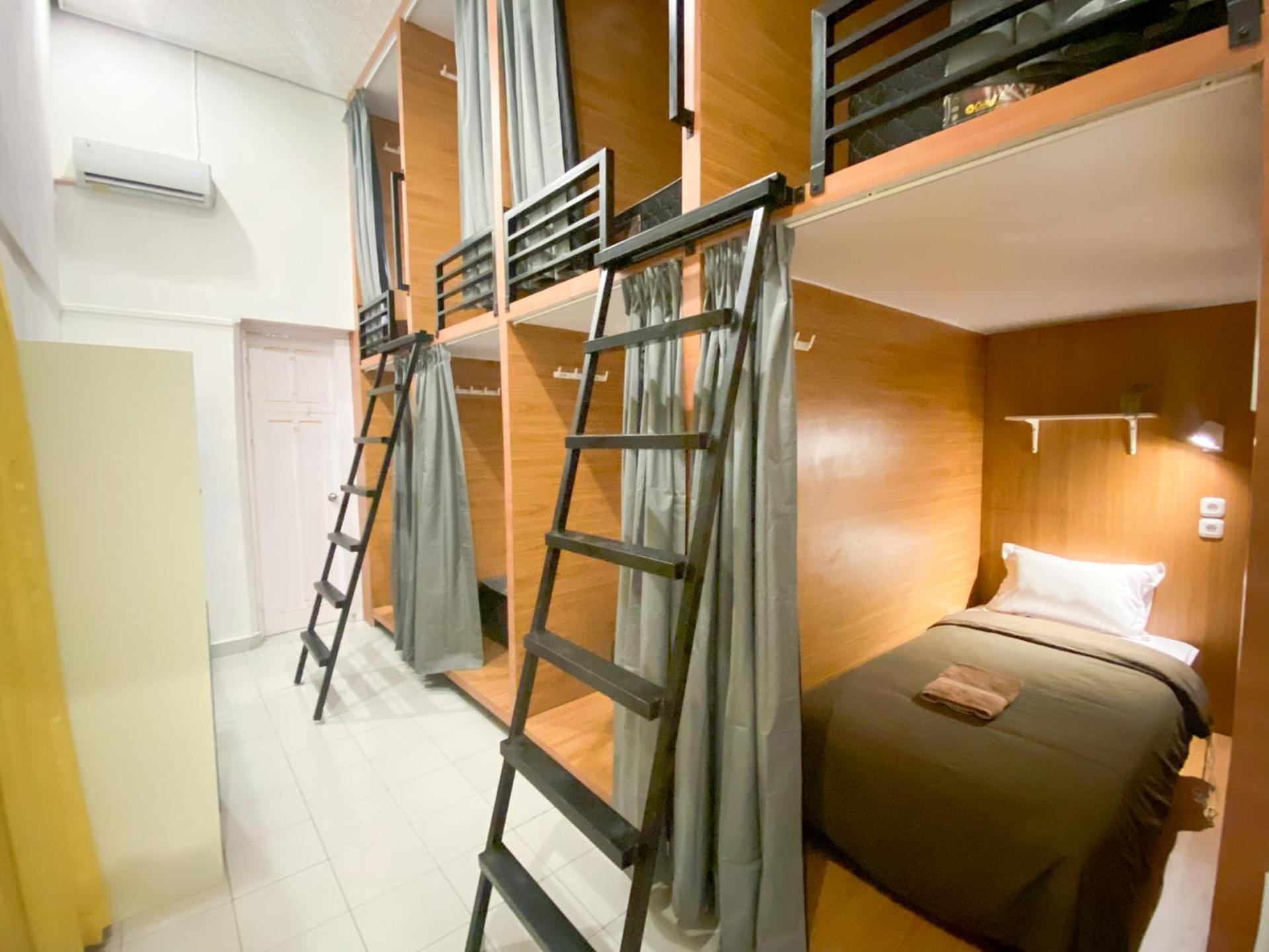 Hostel Snooze Malang Exterior foto