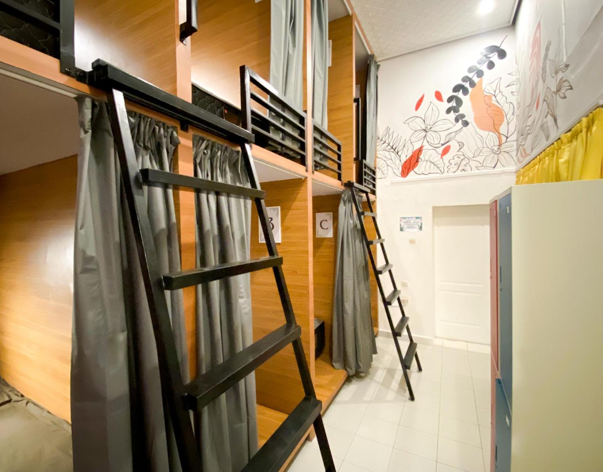 Hostel Snooze Malang Exterior foto