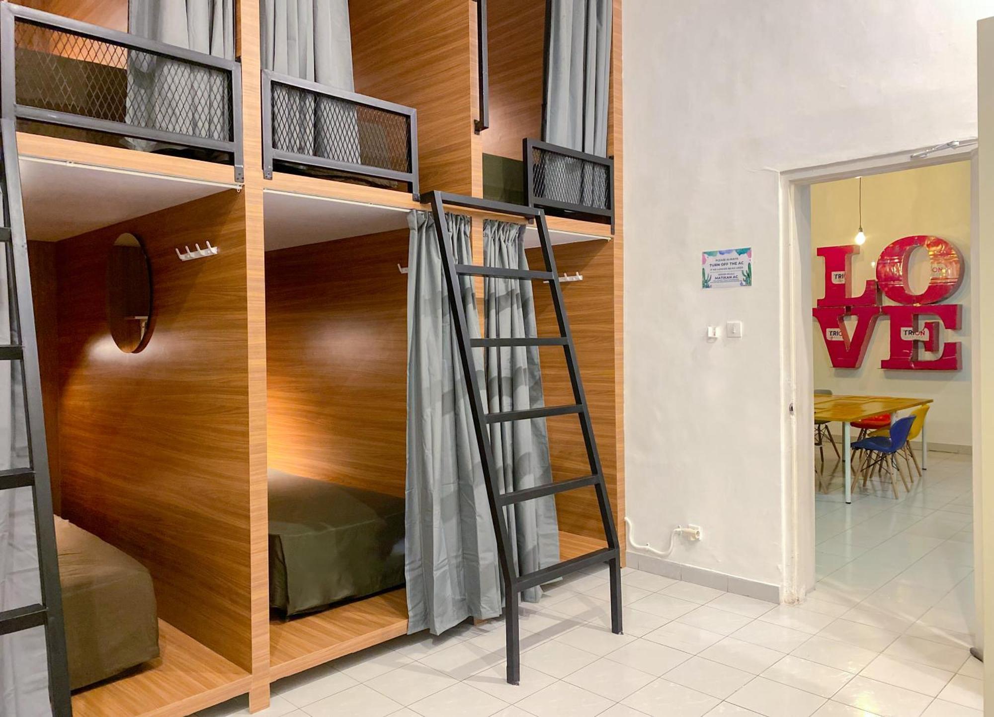 Hostel Snooze Malang Exterior foto