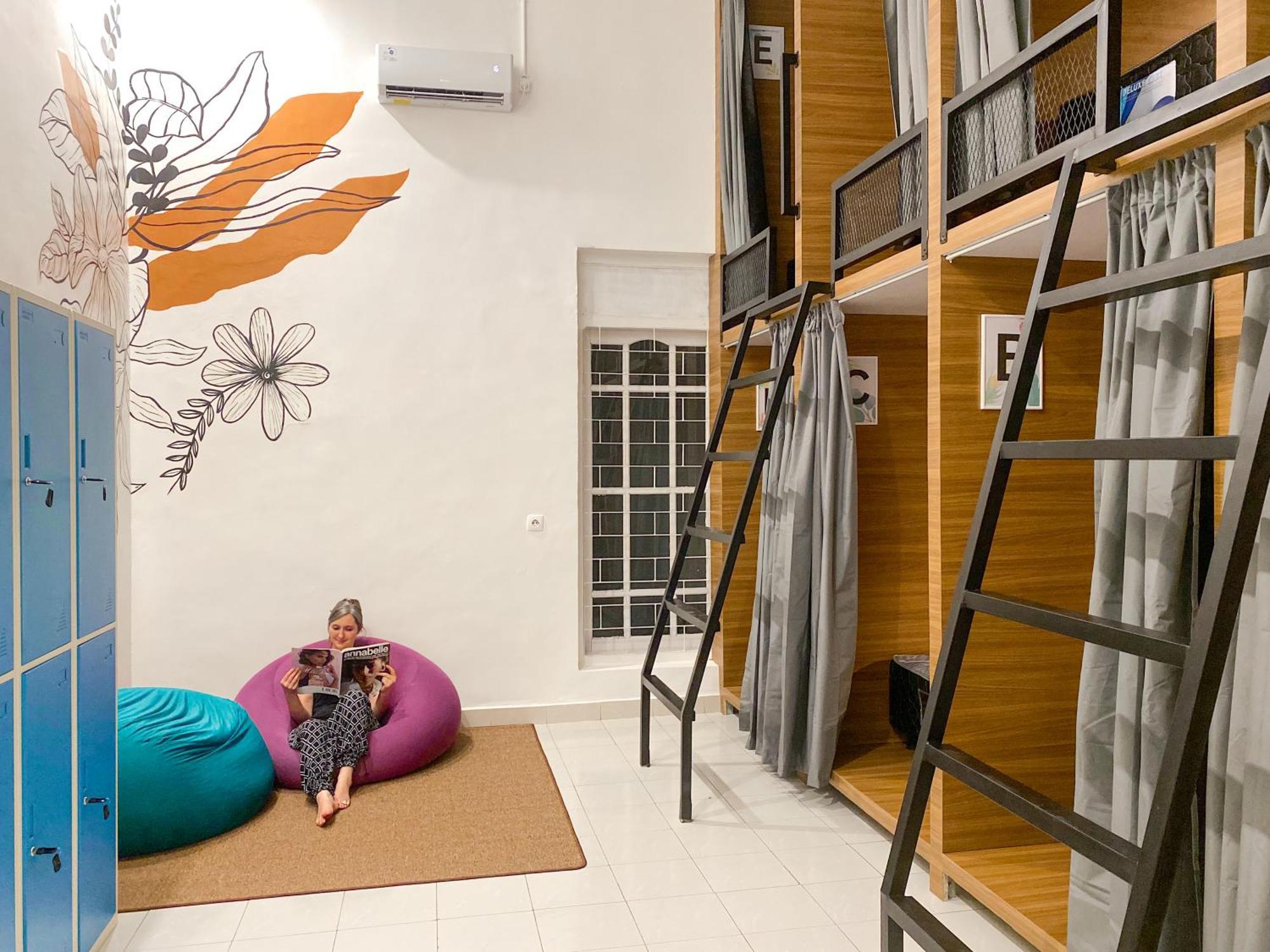 Hostel Snooze Malang Exterior foto